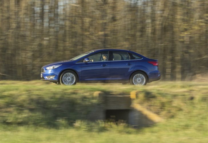 ford-focus-sedan-lateral