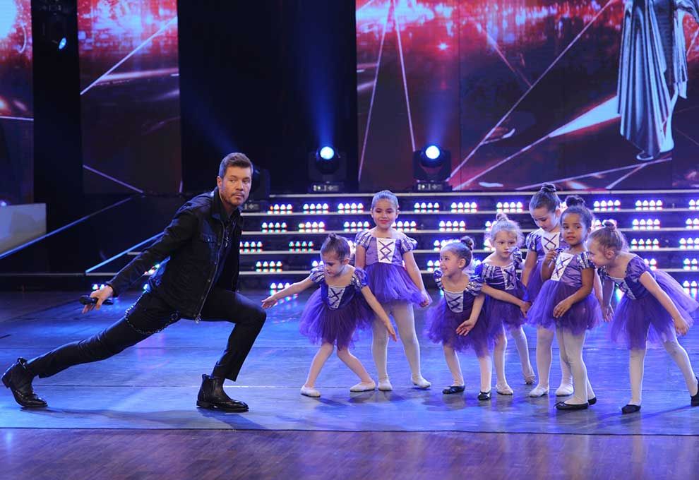 Mini bailarinas con Tinelli
