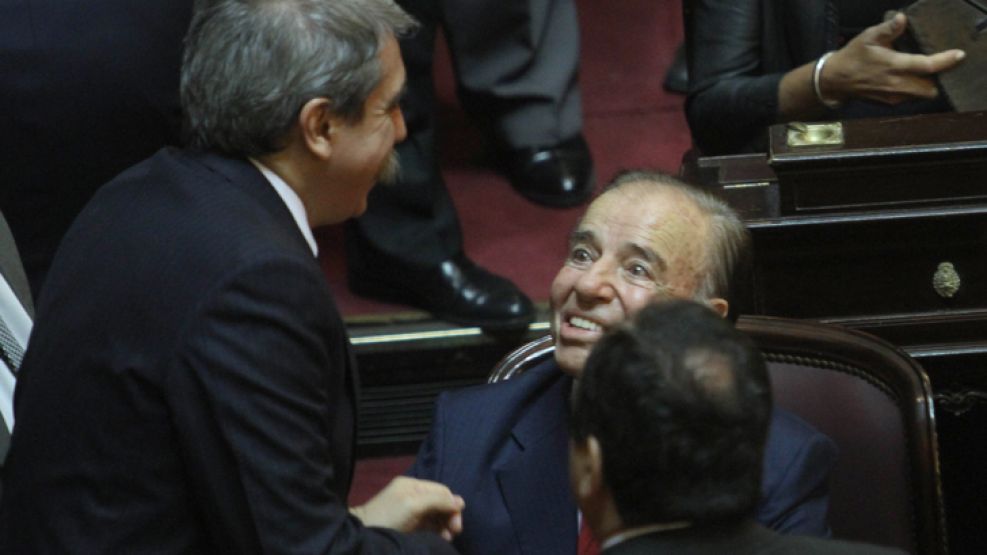 Archivo 2011. Aníbal Fernández, saluda a Carlos Menem en el Senado.