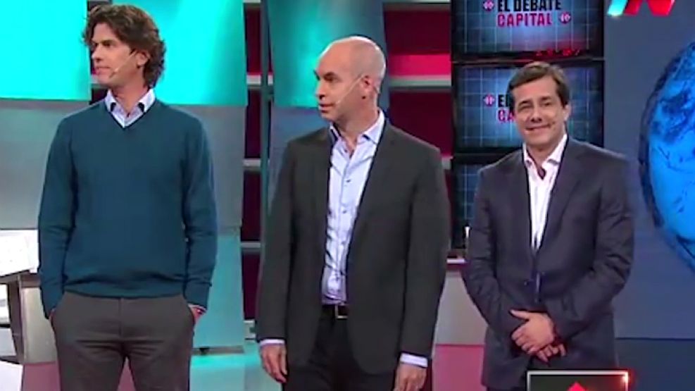 El especialista analizó esta imagen del debate. Brazos, manos y postura, las claves.