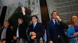 Daniel Scioli, Carlos Zannini y Máximo Kirchner, durante un homenaje realizado a su padre, Néstor Kirchner, en la capital santacruceña.