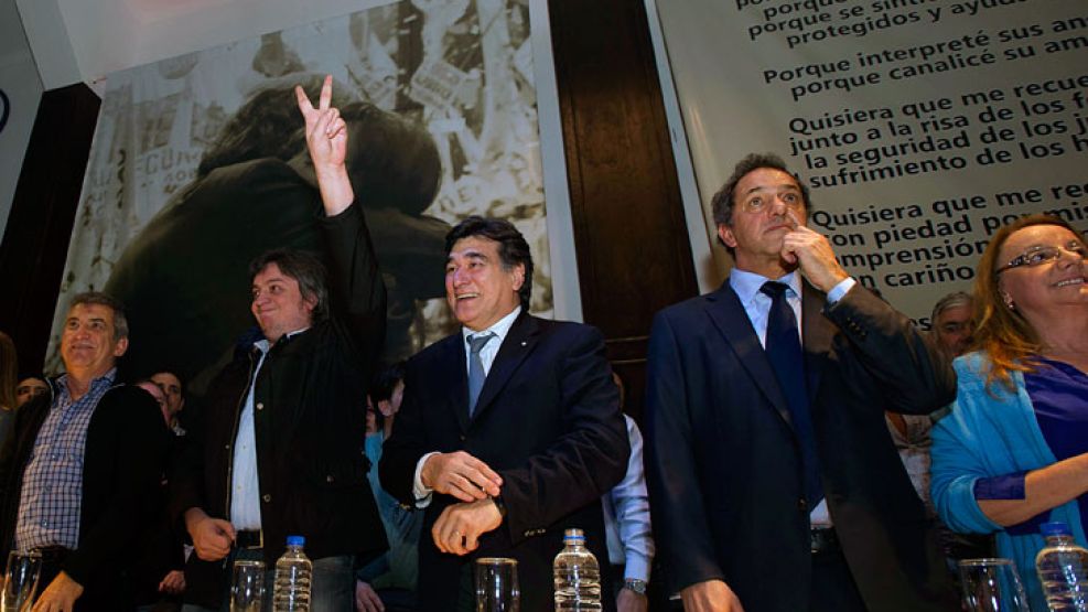 Daniel Scioli, Carlos Zannini y Máximo Kirchner, durante un homenaje realizado a su padre, Néstor Kirchner, en la capital santacruceña.