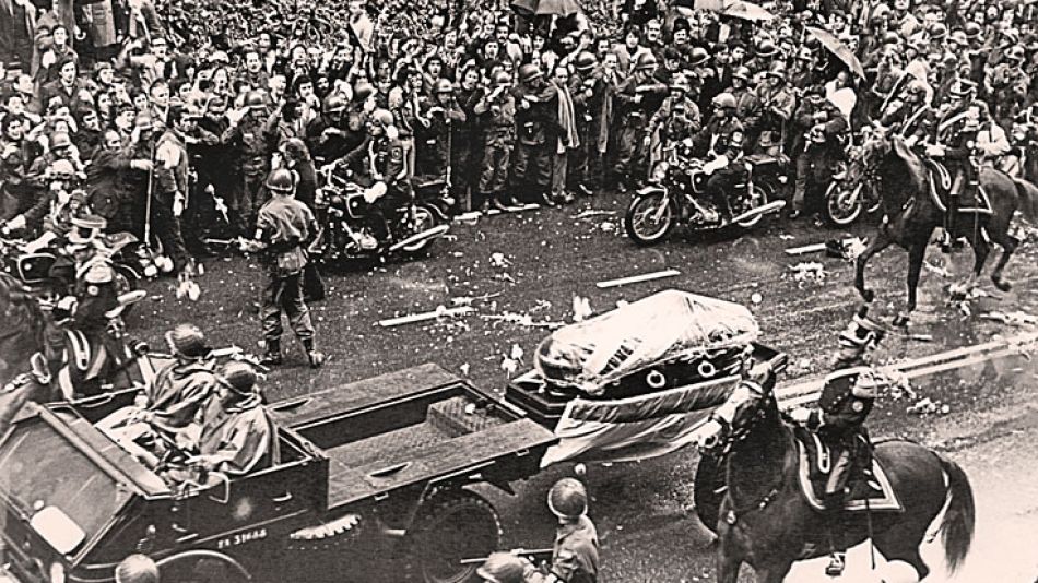 Funeral. En medio de la congoja popular empezó a recrudecerse la lucha por el poder político.