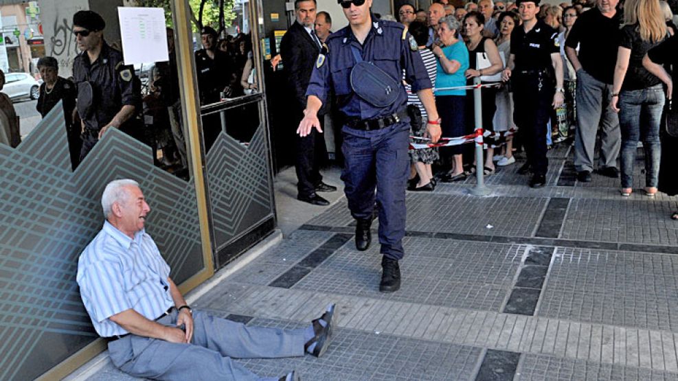 Dolor. Colas y llantos frente a los bancos. Los griegos tienen su propio corralito: sólo pueden retirar 60 euros por día.