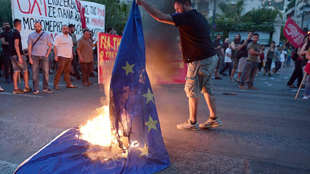 Furor. Una ola de protestas se viene desarrollando en Grecia contra las políticas de austeridad y recorte de la Unión Europea.