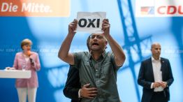 ‘Oxi’. Un griego pro Tsipras interrumpió ayer un acto de Merkel.