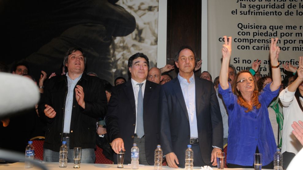 Acto. Carlos Zannini, Daniel Scioli y Alicia Kirchner en la inauguración del café literario NK Ateneo.