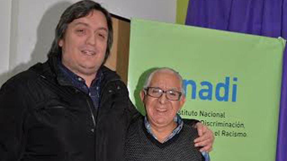 De visita. El candidato a diputado visitó la sede provincial del Inadi y la Biblioteca Popular Kunfi Quirós. Los panfletos de campaña (ab.).