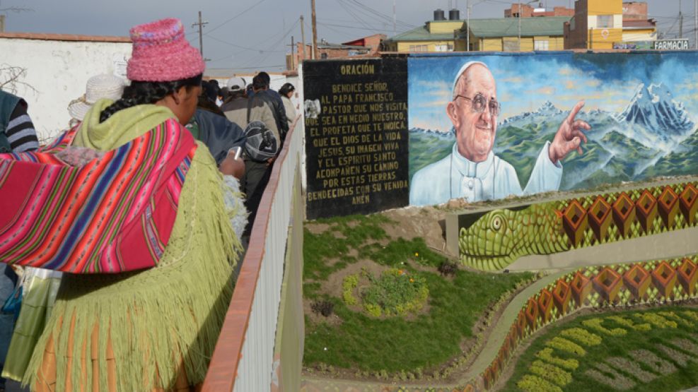 Cartel. Así esperan en La Paz al Papa, que contará con un tubo de oxígeno para enfrentar la altura. 