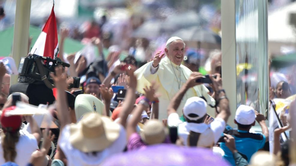 El Papa es acompañado por una multitud en cada paso que da en territorio ecuatoriano.