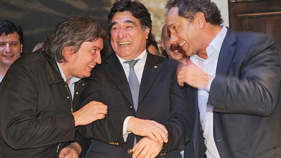 Chiste. El postulante a una banca en Diputados quiso mantener el bajo perfil. Scioli y Zannini se lo festejaron.