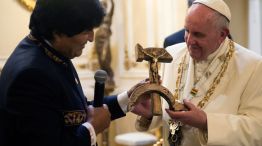 El mandatario boliviano sorprendió a Francisco al obsequiarle una cruz comunista