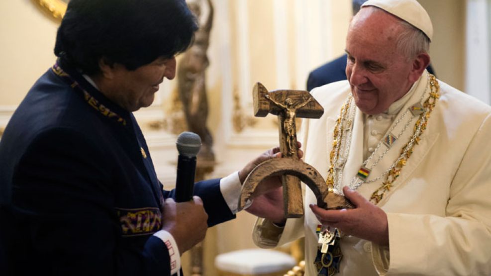 El mandatario boliviano sorprendió a Francisco al obsequiarle una cruz comunista