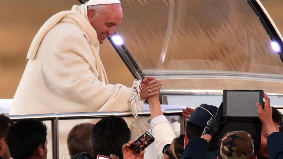 El papa Francisco llegó hoy a Bolivia para comenzar una visita de tres días.