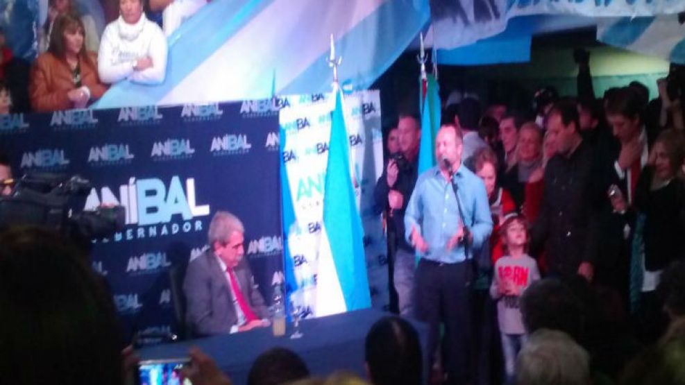 Sin muchas figuras del oficialismo, Aníbal Fernández comenzó su campaña