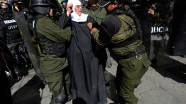 Las manifestantes pertenecientes a la organización ‘Mujeres Creando’, rechazan la visita del Papa Francisco a Bolivia.