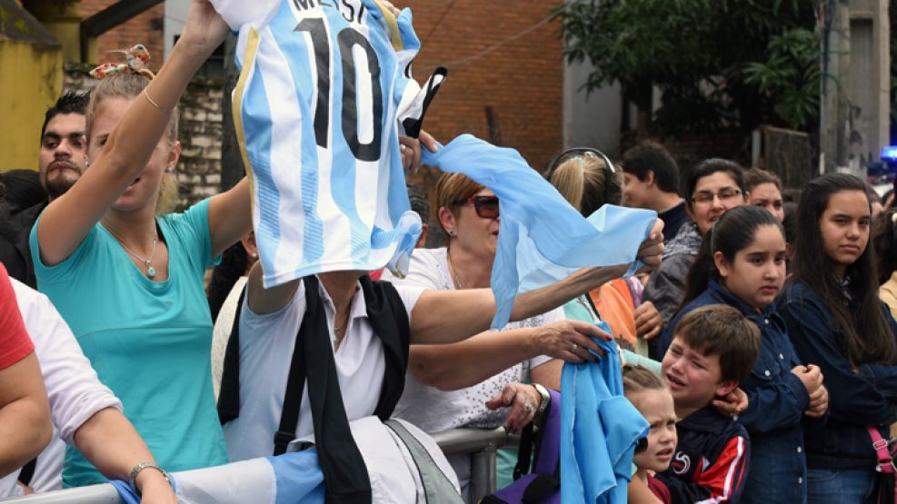 Compatriotas. Un aluvión llegó a Bolivia y Paraguay con banderas y la camiseta de Messi.