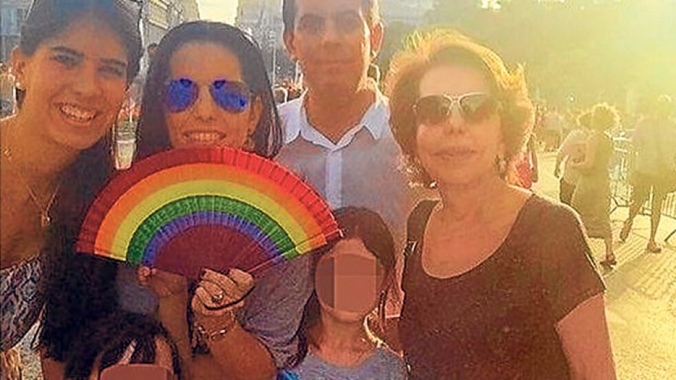 Patricia Llosa, hijos y nietos en la Marcha del Orgullo Gay. 
