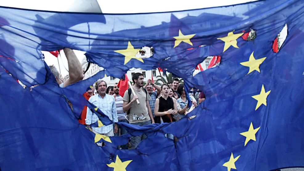 Al borde del abismo. Los funcionarios dialogaron con la jefa del FMI, Dominique Lagarde, en una pausa de las negociaciones. En Atenas continuaron las protestas contra la UE.