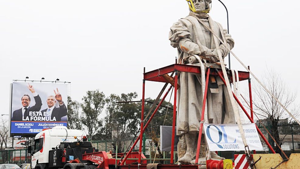 De gira. Ayer trasladaron la estatua del marino. ONGs denunciaron a PERFIL que está dañada.