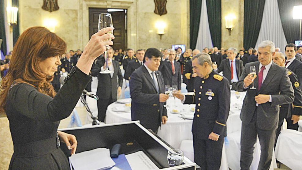 Vínculos. Carena brinda en la última cena de camaradería con su amigo Carlos Zannini.