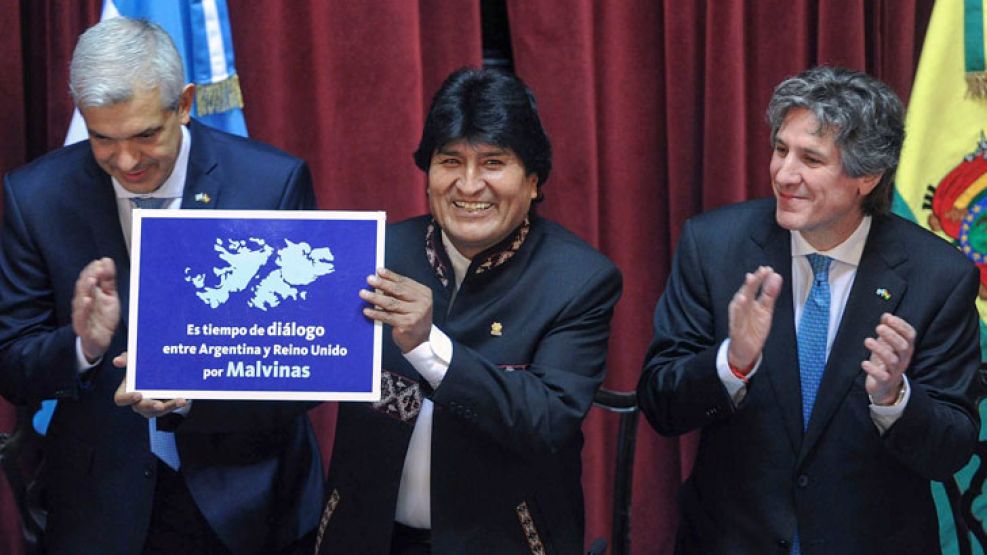 Evo Morales fue recibido por los presidentes de la Cámara baja y alta del país.