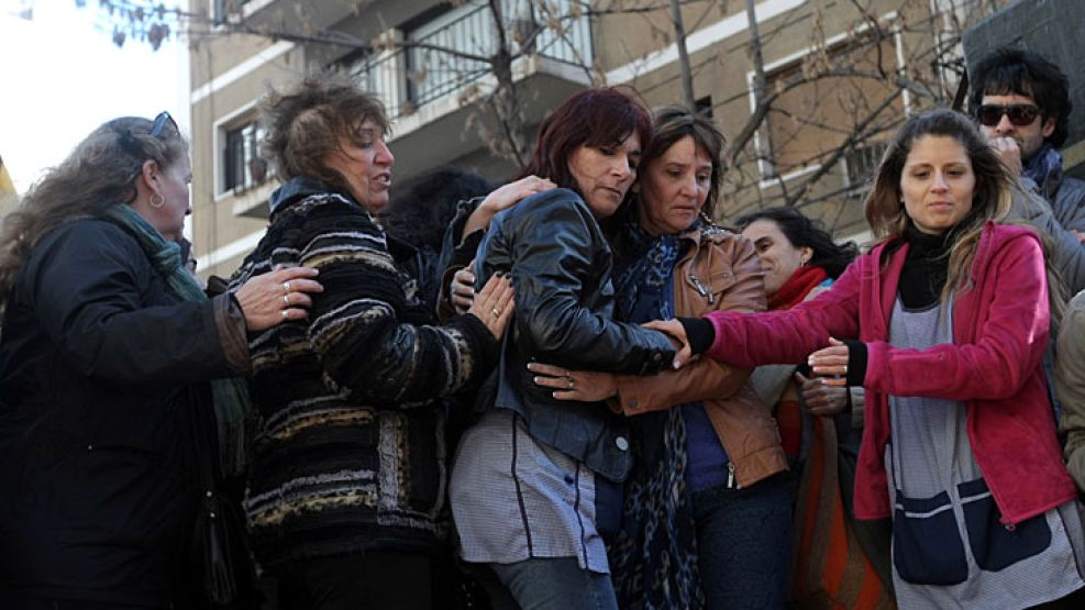 Maestros y padres participaron de un "abrazo" al jardín de infantes donde concurría Agustín.