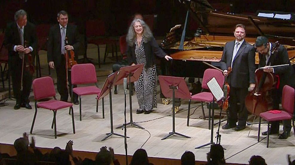 Gala. Minutos después de las 21, Martha Argerich salió a escena para iniciar su concierto. El principio fue un fragmento de una obra de Schumann. Luego ejecutó a Piazzolla.