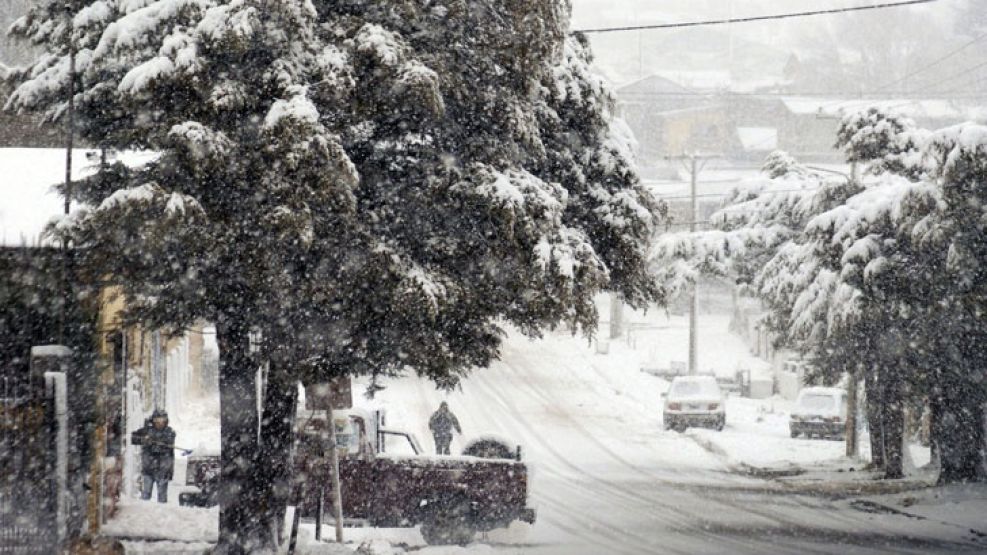 La caída de nieve en Bariloche fue tan intensa que se cortaron varios cables de líneas de media tensión.