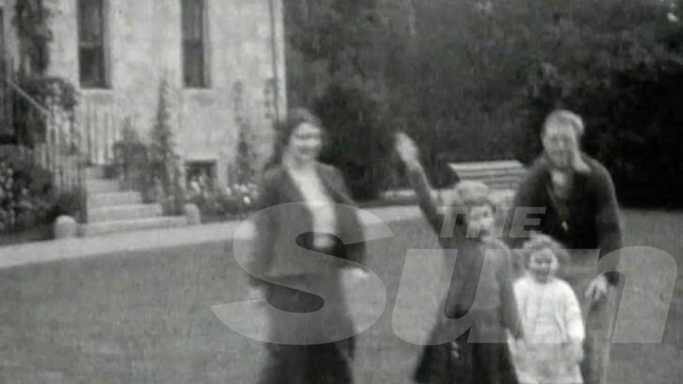 Se conocieron una serie de imágenes en donde se ve a la actual reina de Inglaterra, Isabel II junto a su hermana y su tío, el cual les muestra cómo realizar el saludo característico del régimen nazi. 