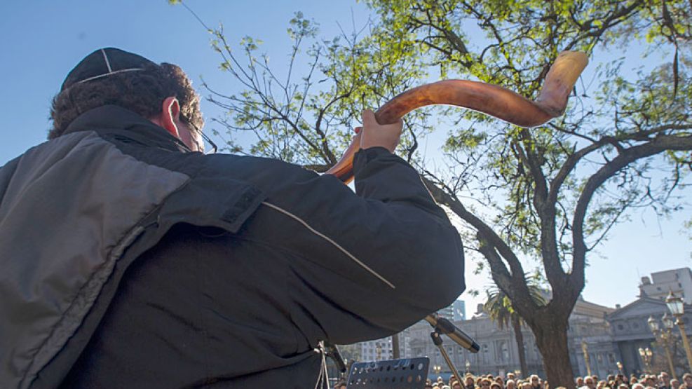 Shofar. El sonido símbolo de la reflexión sonó en Tribunales.