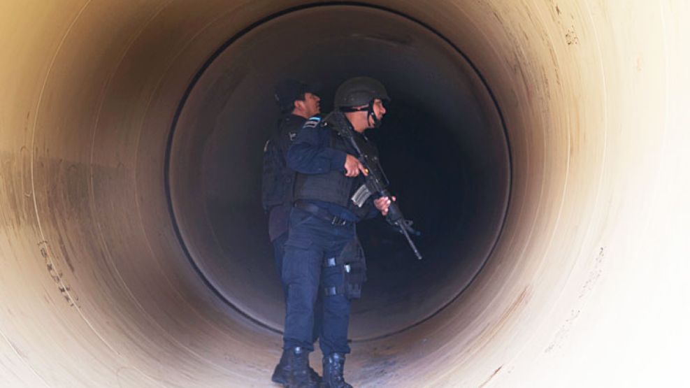 Sorpresa. Policías inspeccionan un desagüe que sale de la cárcel de El Altiplano.