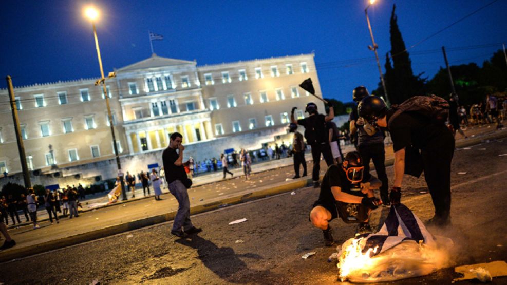 Bajo fuego. El premier se opuso a las demandas de sus bases, que protestaron en el Parlamento.