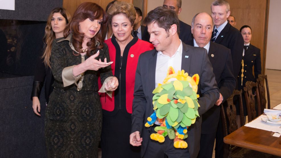 FRENTES. Kicillof, en Brasil, con la mascota de   Río 2016.