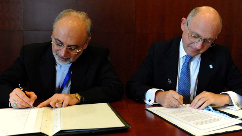 Pacto. Timerman con su par iraní al firmar el memorandum. Nunca lo avaló el Parlamento persa.Irán.