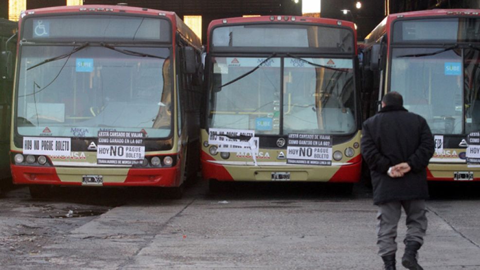 Reclamo. Algunos colectiveros acampan en Constitución. 