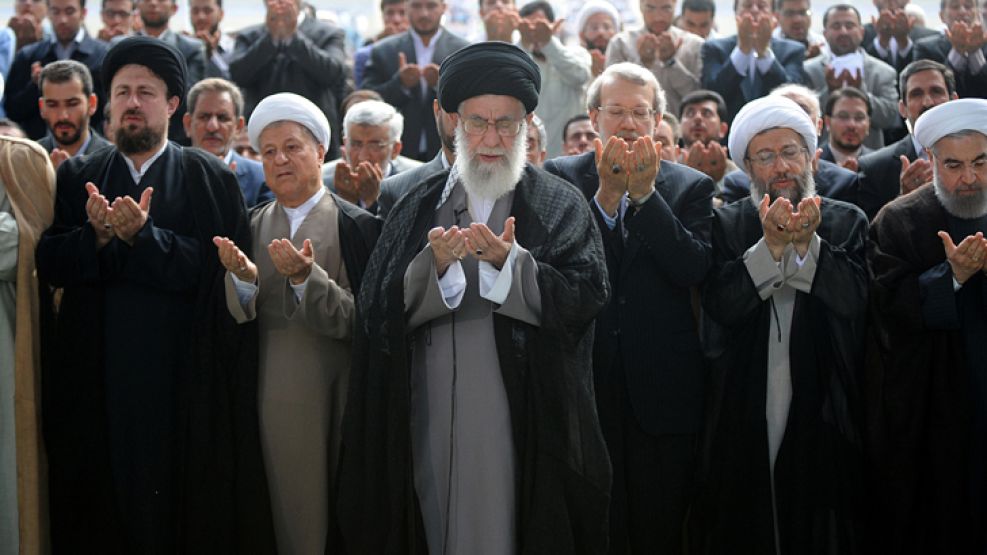 Rezo. Jamenei, en el centro, durante la tradicional ceremonia que pone fin al período de Ramadán.