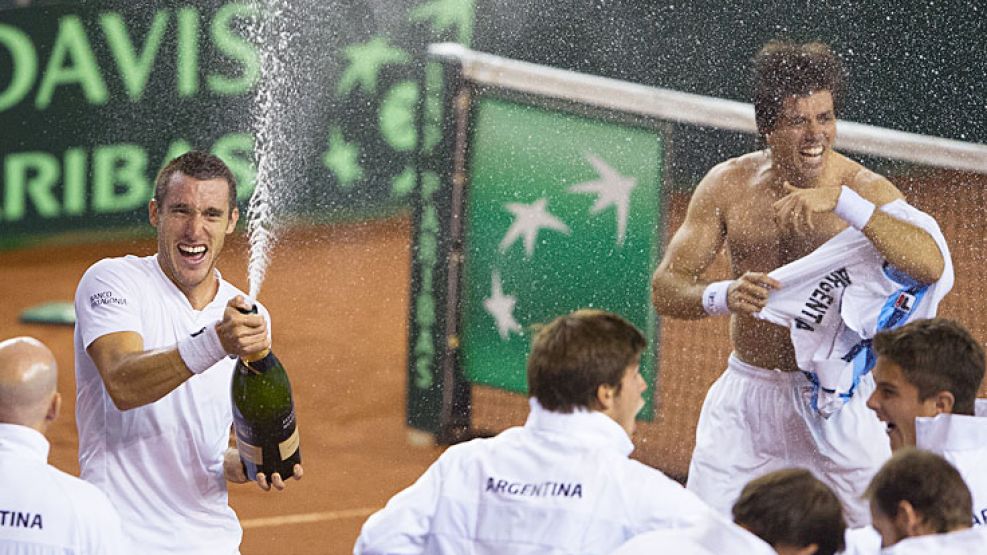 Tenis con champagne. Mayer descorcha, Berlocq se rompe la remera, los demás saltan: la victoria del dobles tuvo momentos de alto vuelo. Hoy, los singles restantes se jugarán sólo para la estadística.
