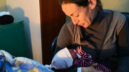 Verónica Tabárez dio a luz a su bebé sobre el inodoro del centro de salud: debió tomar la cabeza del niño con la mano para que este no cayera al sanitario.