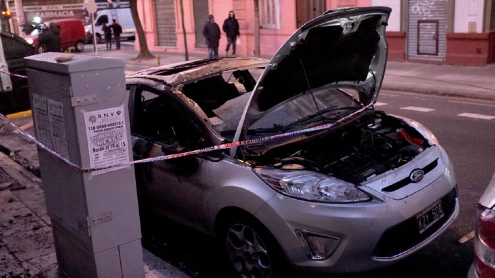 Fueron tres al menos los autos incendiados.