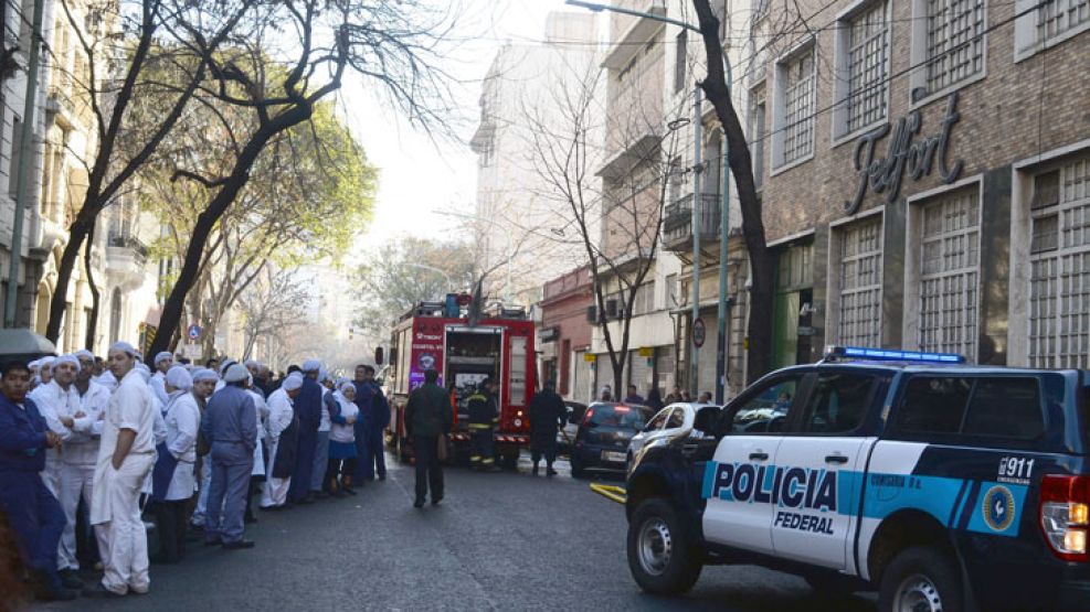 Las dotaciones de bomberos trabajan para apagar el incendio.