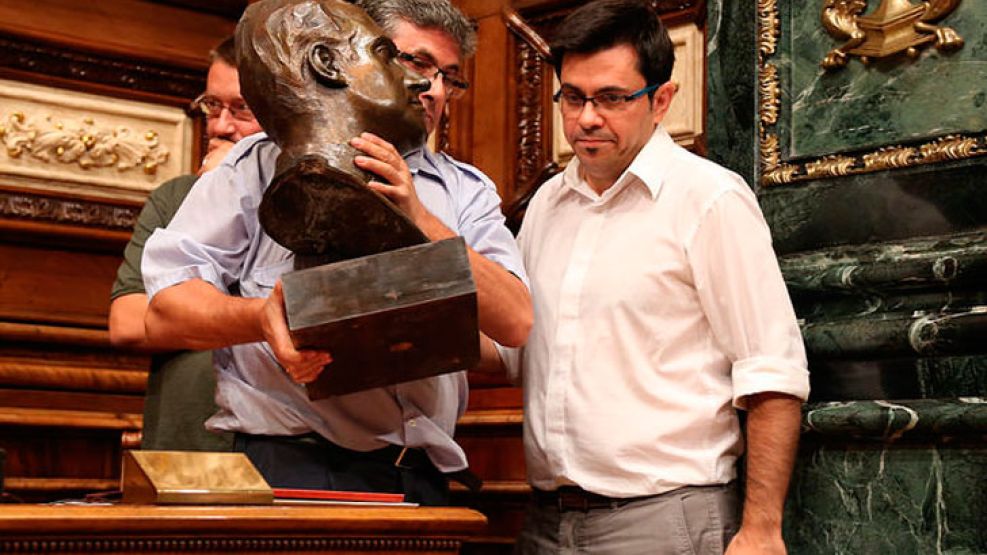 Un operario municipal retira el busto. Fuente: Servicio de Prensa del Ayuntamiento de Barcelona.