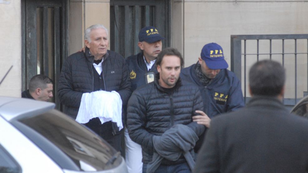 Dupla. Padre e hijo cuando se entregaron (arr.). Mariano cumple prisión domiciliaria en Los Cardales. Hugo, en una casa de San Isidro. 