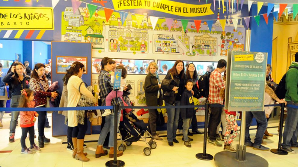 Multitudes. Los shoppings, patios de comida y teatros de calle Corrientes desbordan de padres e hijos. 