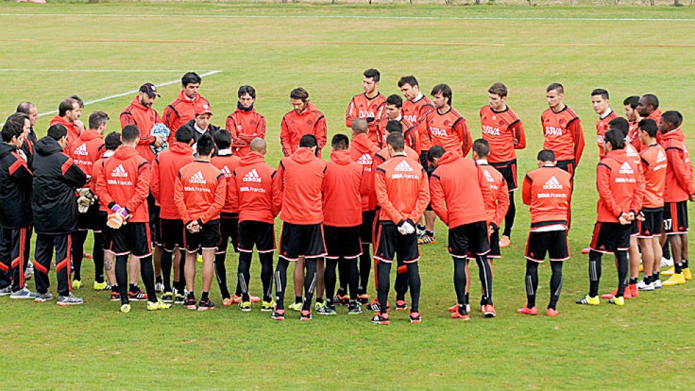 Postales. El grupo escucha a Gallardo, después de haber llegado a la final.