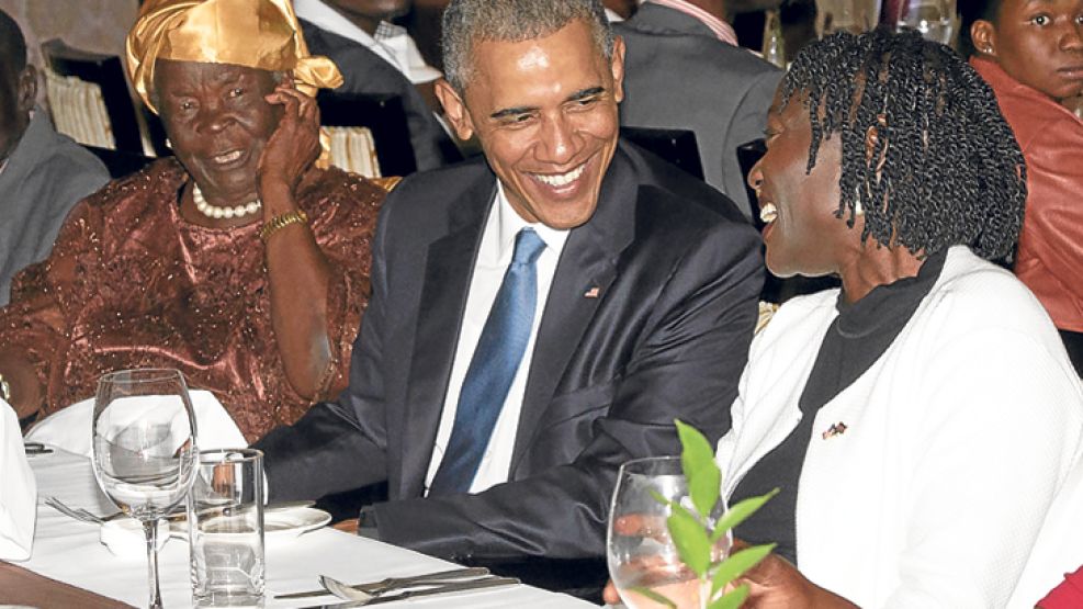 Rodeado. Barack con Mama Sarah, la tercera esposa de su abuelo, y Auma Obama, su hermanastra.