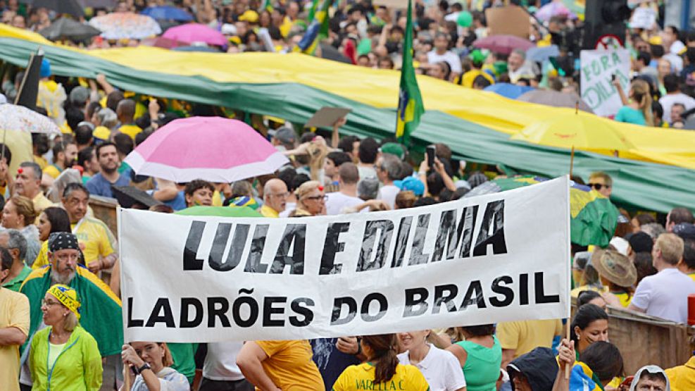 Crisis. Rousseff tiene menos popularidad que en marzo, cuando un millón de brasileños protestaron en las calles.       El vicepresidente Temer y Cunha, del PMDB, son claves para su futuro.