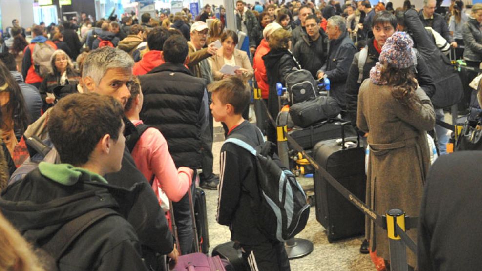 Varados. Miles de pasajeros en Aeroparque desde el inicio de las vacaciones, una postal repetida.