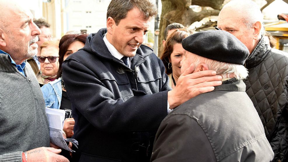 Sergio Massa, en una reciente recorrida por Mar del Plata junto a un grupo de jubilados.