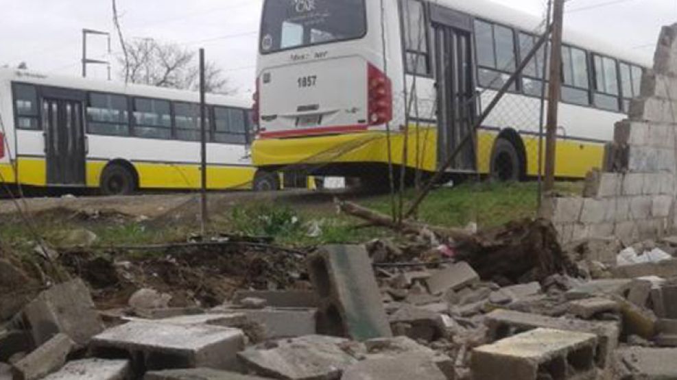 El colectivo impactó contra una pared.